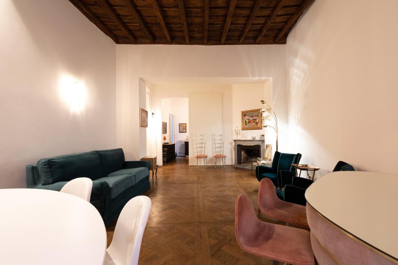 Chic And Style In Historical Via Giulia Lägenhet