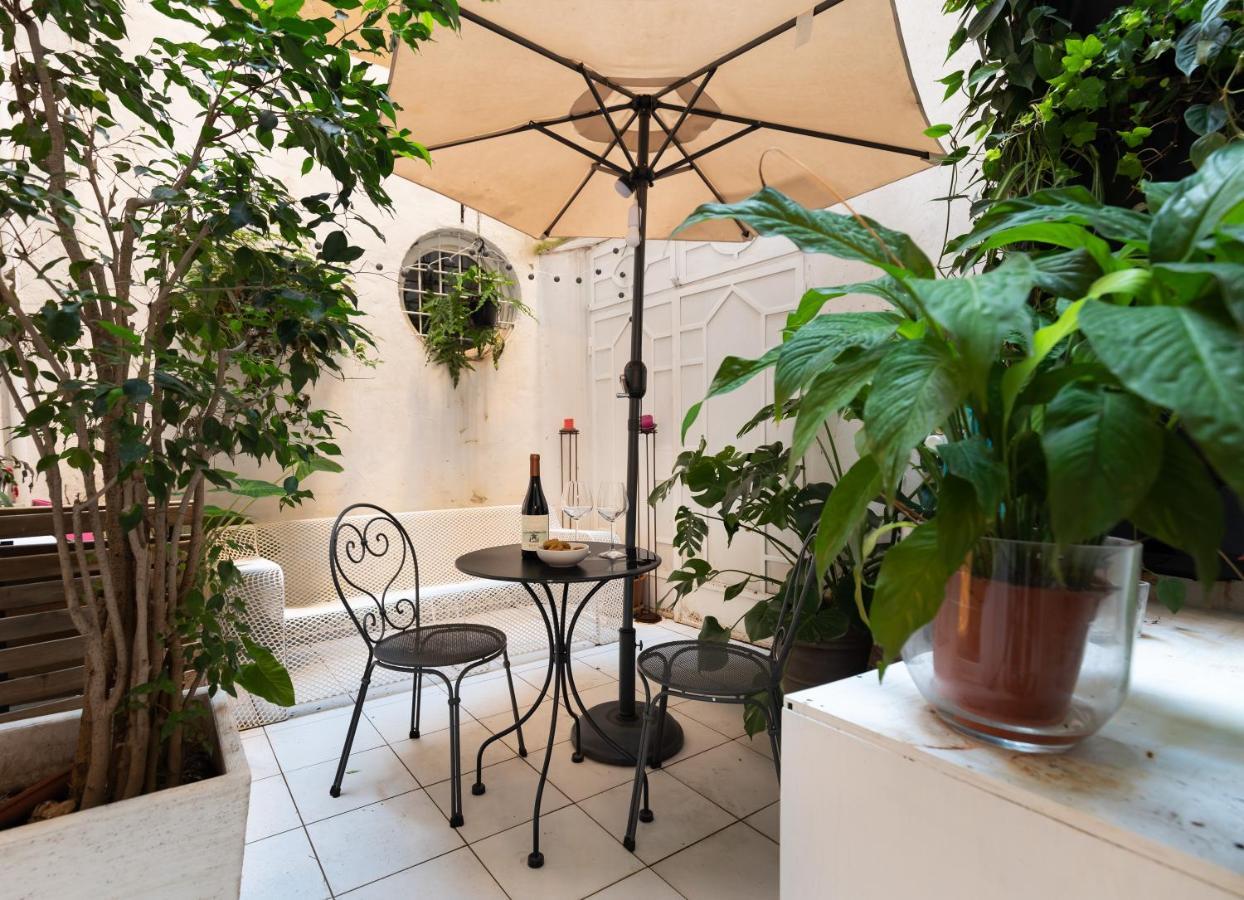 Chic And Style In Historical Via Giulia * Rom