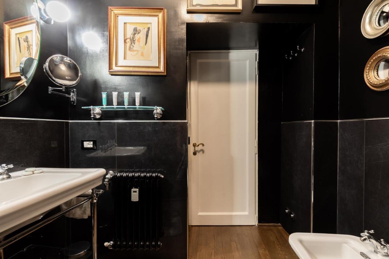 Chic And Style In Historical Via Giulia * Rom